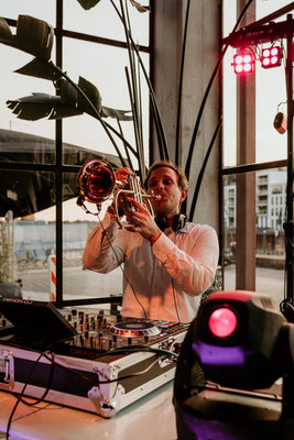 Bruiloft DJ Paul entertaint met trompet erbij