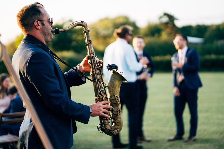 DJ en saxofonist tijdens de dag op een huwelijk