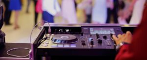 Waarom een professionele bruiloft DJ inhuren?