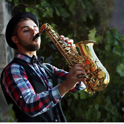 DJ en saxofonist tijdens de dag op een huwelijk