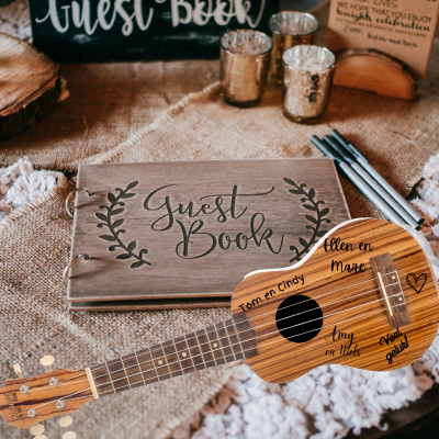 Bruiloft gasten boek met gesigneerde gitaar