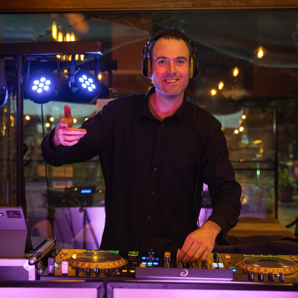 DJ Antonio draait muziek tijdens een bruiloft en feest